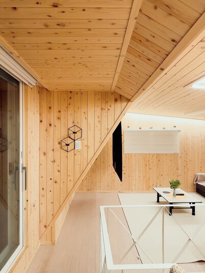 Shiny Picnic: Loft Hideaway with Terrace & Lotte Tower View / 5Beds