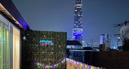 Shiny Picnic: Loft Hideaway with Terrace & Lotte Tower View / 5Beds