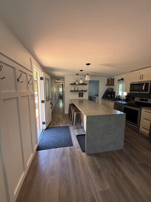 Micro-ondes, four, plaque de cuisson, lave-vaisselle