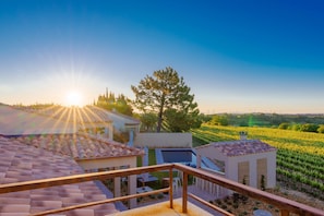 A terrace with a view of a vineyard and a clear sky. - Domus Solis (Estézargues)