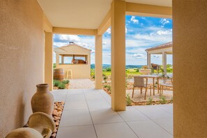 Outdoor dining - Domus Olivea (Estézargues)