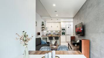 Comfort-huoneisto, parveke, kaupunkinäköala | Pimennysverhot, äänieristys, silitysrauta/-lauta, ilmainen Wi-Fi