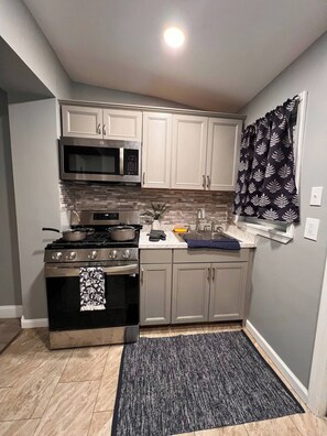 Kylskåp, mikrovågsugn, spishäll och kaffe- och tebryggare