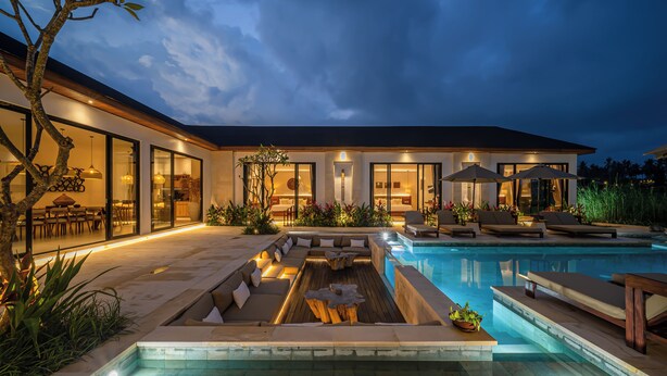 A modern house with a swimming pool, outdoor seating, and a well-lit patio area. - Villa Anarya Ubud (Ubud)