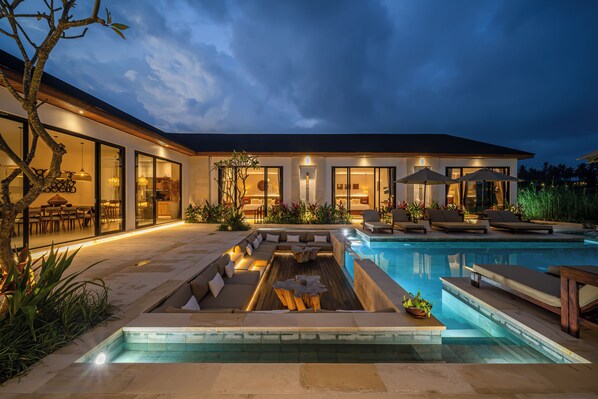 Luxury-Villa, 6 Schlafzimmer, eigener Pool, Gartenblick | Terrasse/Patio