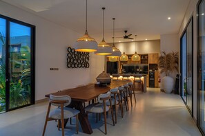 Vila superluxo, 6 quartos, piscina particular, vista para o jardim | Sala de jantar