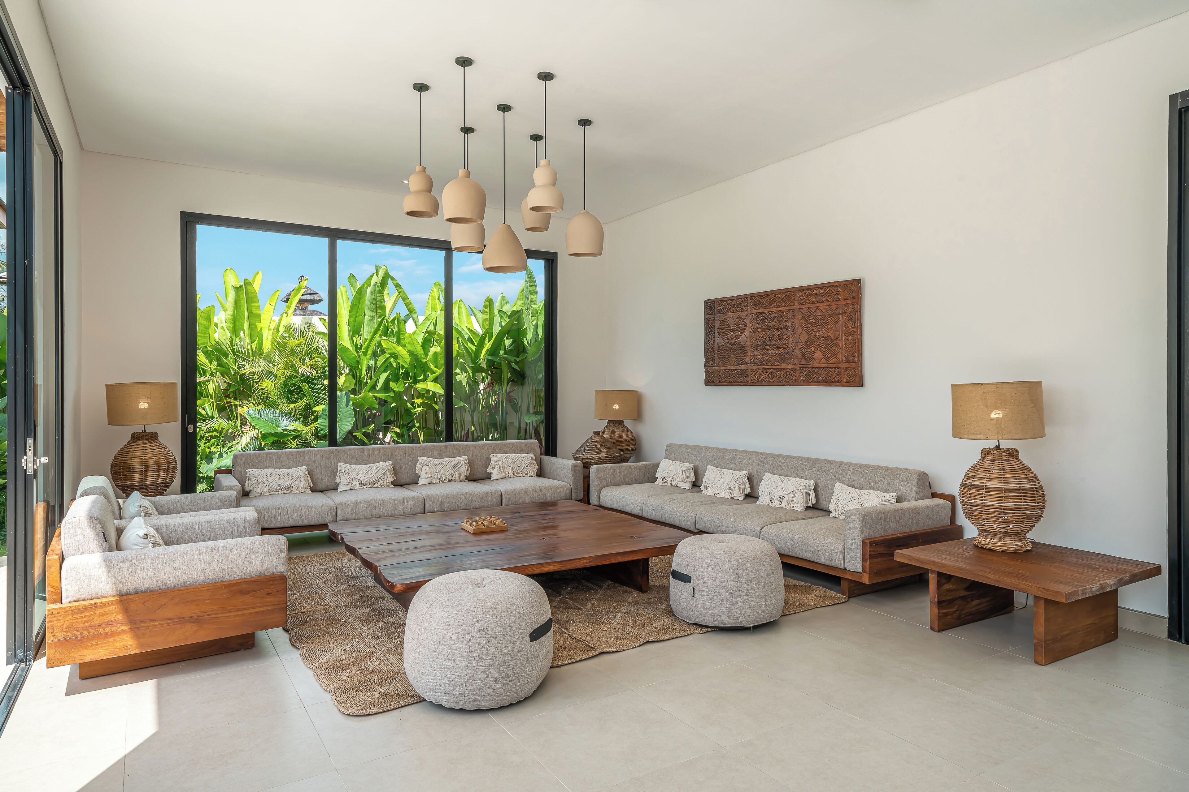 Villa de lujo, 6 habitaciones, piscina privada, vistas al jardín | Zona de estar | Smart TV de 32 pulgadas con canales digitales