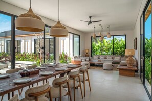 Luxury-Villa, 6 Schlafzimmer, eigener Pool, Gartenblick | Wohnbereich | 32-Zoll-Smart-TV mit Digitalempfang