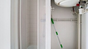 A bathroom with a shower, toilet, and visible plumbing. - Le Wellington, Arras (Arras)