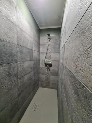 Douche, serviettes fournies