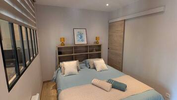 Travel cot, free WiFi, bed sheets