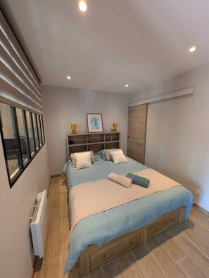 2 bedrooms, travel cot, free WiFi, bed sheets