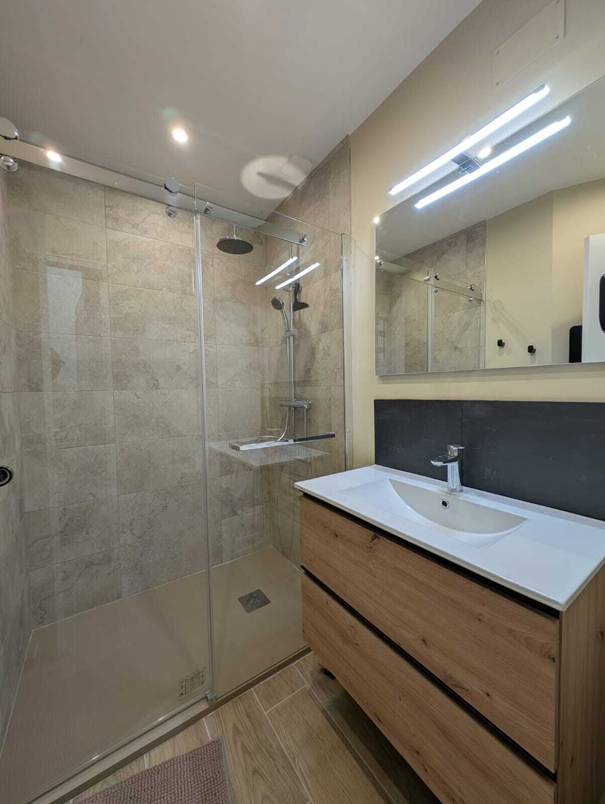 Een douche, een haardroger, handdoeken, toiletpapier