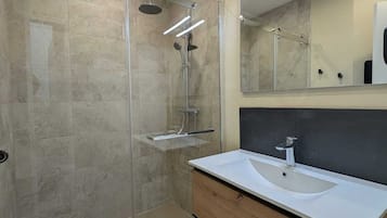 Een douche, een haardroger, handdoeken, toiletpapier
