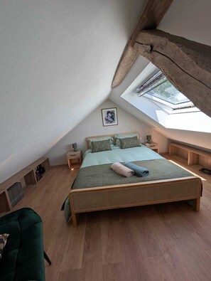 Travel cot, free WiFi, bed sheets