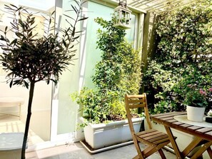 Outdoor dining - Alma Suites (Catania)