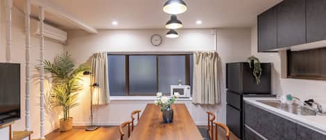 Villa Confort, non-fumeur | Repas dans la chambre