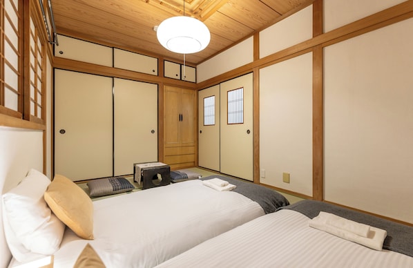 Comfort Villa, Non Smoking | Living area | 43-inch TV with cable channels