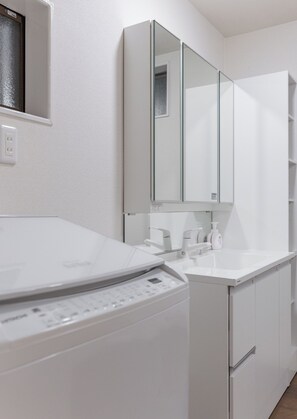 Comfort Villa, Non Smoking | Bathroom | Combined shower/bathtub, free toiletries, hair dryer, slippers