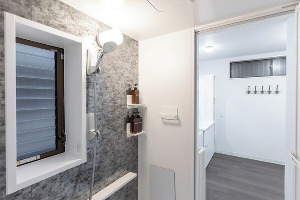 Comfort Villa, Non Smoking | Bathroom | Combined shower/tub, free toiletries, hair dryer, slippers