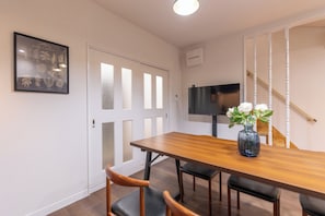 Comfort Villa, Non Smoking | In-room dining
