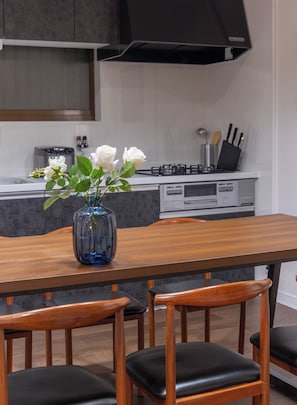 Comfort Villa, Non Smoking | In-room dining