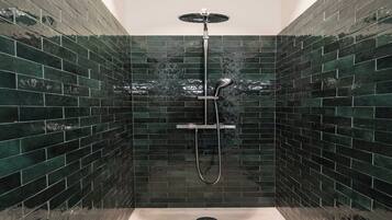 Suihku, hiustenkuivaaja, pyyhkeet