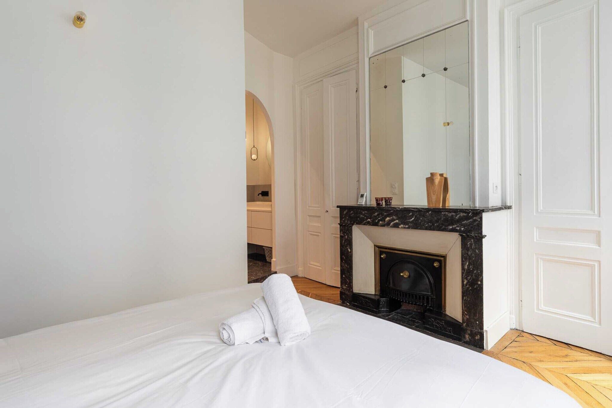 2 makuuhuonetta, työpöytä, silitysrauta/-lauta, ilmainen Wi-Fi