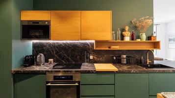 Microondas, horno, placa de cocina y cafetera o tetera