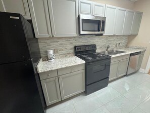 Mikrowelle, Ofen, Herdplatte, Geschirrspüler