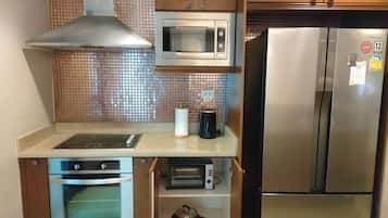 Refrigerador, microondas, parrilla de estufa y cafetera y tetera