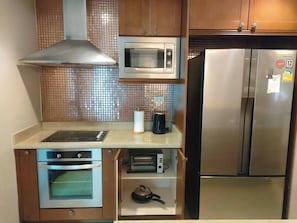 Fridge, microwave, stovetop, coffee/tea maker