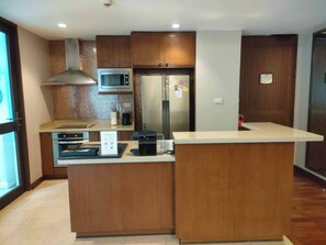 Geladeira, micro-ondas, cooktop, cafeteira/chaleira