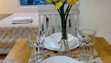 1 slaapkamer, een strijkplank/strijkijzer, internet