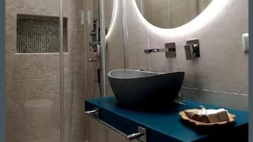 Doccia, asciugacapelli, bidet, asciugamani