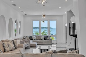 TV connectée, cheminée, jeux vidéo, baby-foot