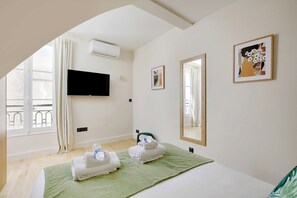 1 bedroom, desk, iron/ironing board, Internet