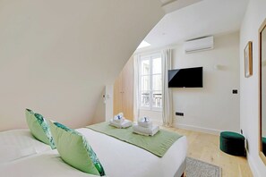 1 bedroom, desk, iron/ironing board, internet