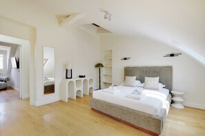 3 bedrooms, desk, iron/ironing board, free WiFi - Apt a/c 3BR/6P - Saint-Lazare/Les Champs Elysée (Paris)