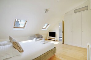 مكواة/لوح كي وخدمة الإنترنت وملاءات أسرّة