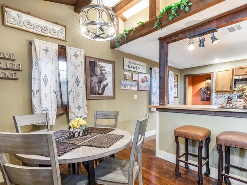 Stockyards Longhorn House, 1/8 mi to Stockyards-Sleeps up to 11-add 10 next door