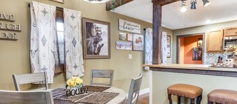 Stockyards Longhorn House, 1/8 mi to Stockyards-Sleeps up to 11-add 10 next door