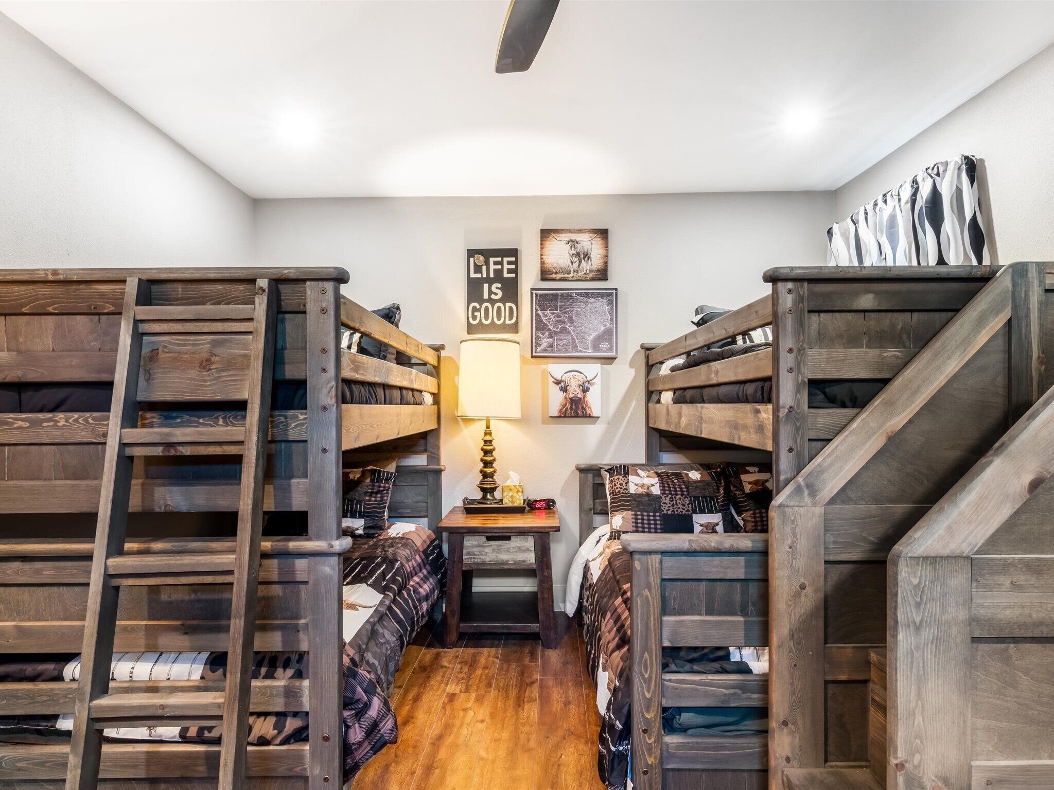 4 chambres, fer et planche à repasser, lit parapluie, Wi-Fi gratuit