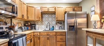 Stockyards Longhorn House, 1/8 mi to Stockyards-Sleeps up to 11-add 10 next door