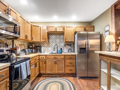 Stockyards Longhorn House, 1/8 mi to Stockyards-Sleeps up to 11-add 10 next door