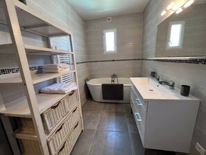 Secador de cabelo, toalhas de banho, sabonete, papel higiênico