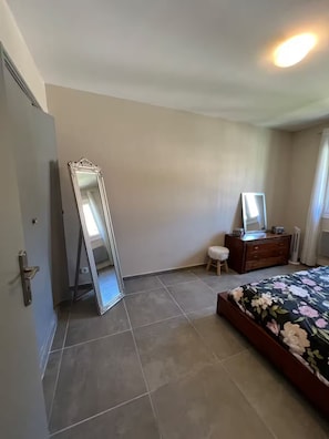 2 chambres, fer et planche à repasser, Wi-Fi, draps fournis