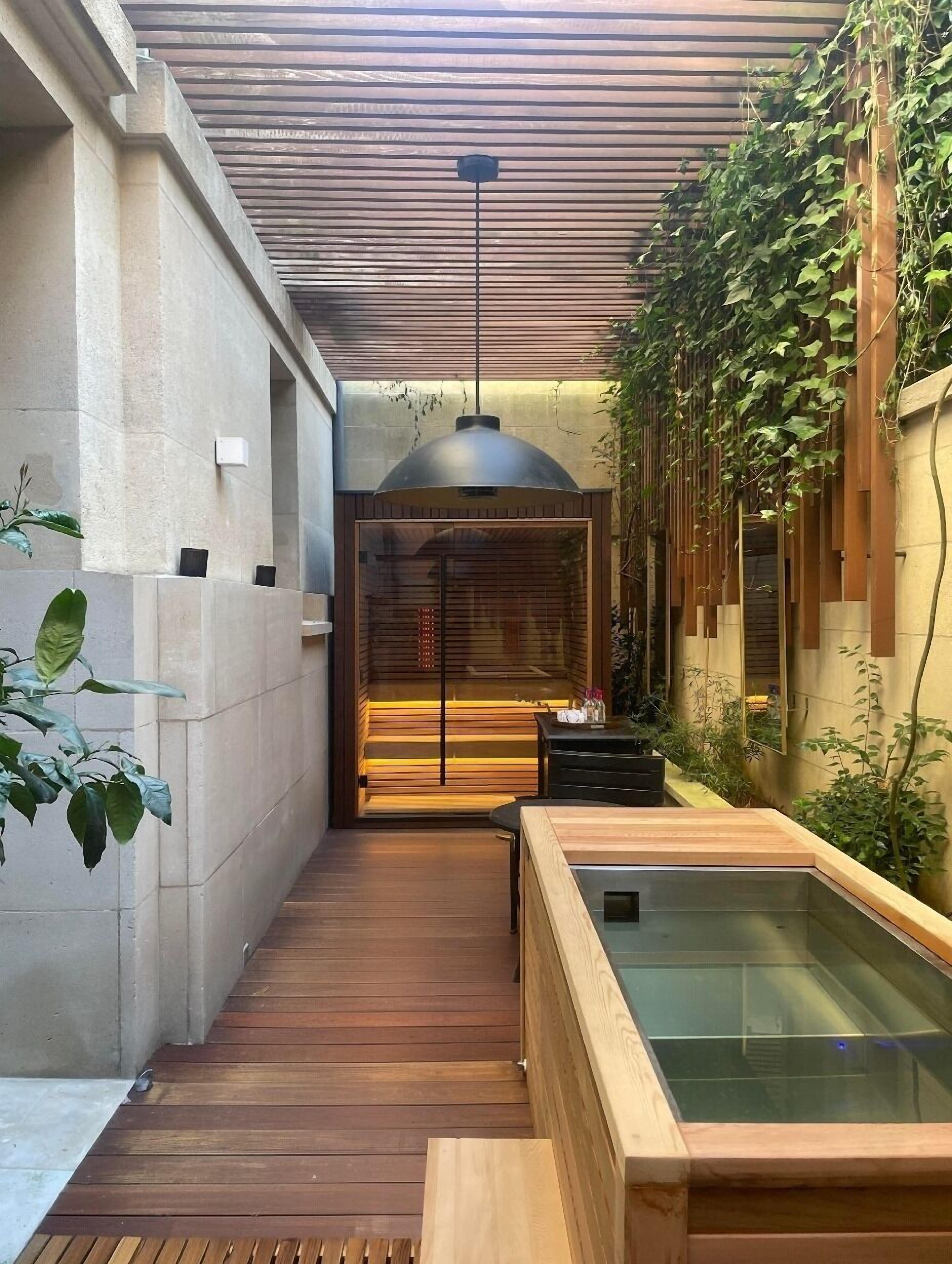 Couples treatment rooms, sauna, hot tub, steam room, body treatments