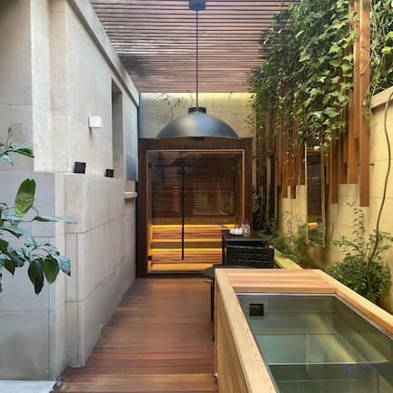 Couples treatment rooms, sauna, hot tub, steam room, body treatments