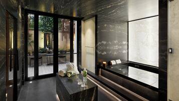 Behandelingskamers voor koppels, een sauna, een bubbelbad, een stoombad